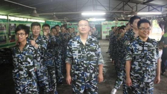 ��ݸ��˾�ٰ조������Ӣ�Ŷ�����������������������չ��ѵ�˶�